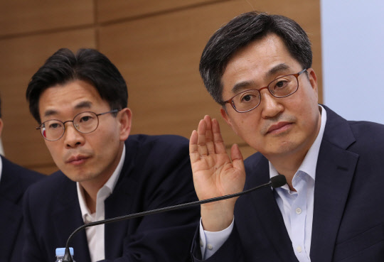 김동연 부총리와 세제실장      (세종=연합뉴스) 이진욱 기자 = 지난 26일 정부세종청사 기획재정부에서 김동연 경제부총리(오른쪽)와 김병규 세제실장이 2018년 세법개정안을 발표한 뒤 보도진 질문을 듣고 있다. 2018.7.30      cityboy@yna.co.kr  (끝)